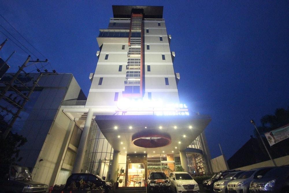 Hotel @Hom Semarang Simpang Lima Exterior foto
