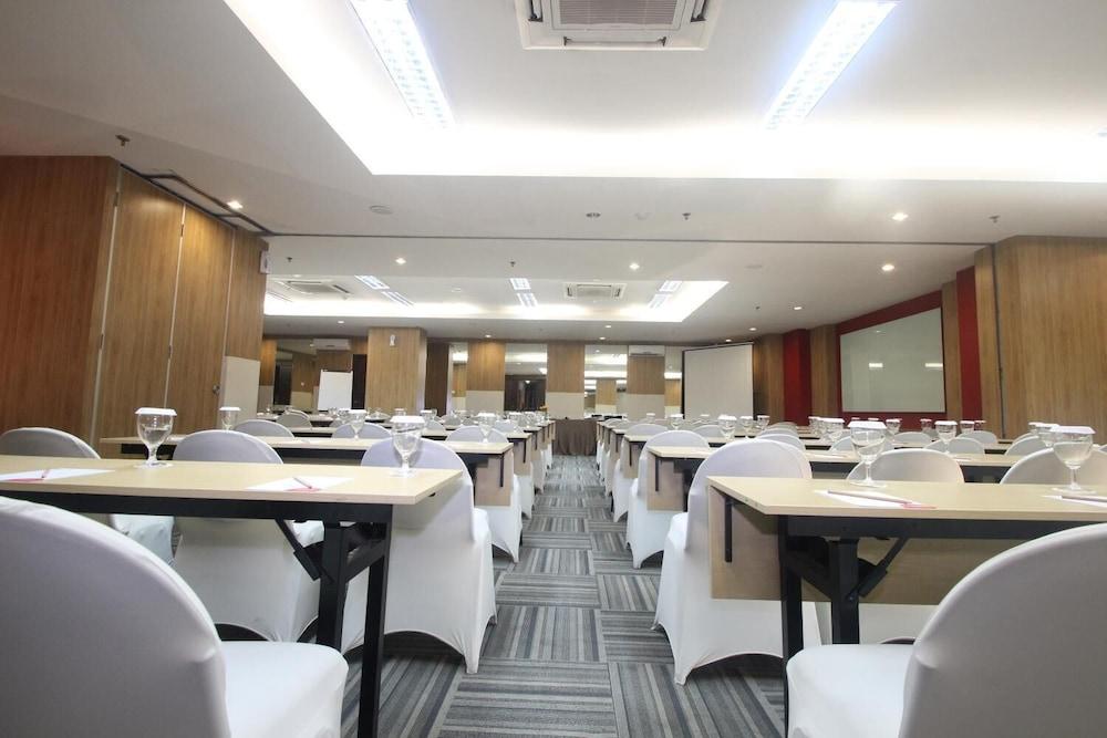 Hotel @Hom Semarang Simpang Lima Exterior foto