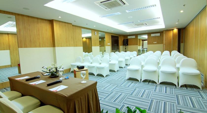 Hotel @Hom Semarang Simpang Lima Exterior foto