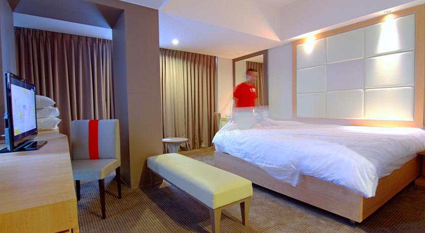 Hotel @Hom Semarang Simpang Lima Exterior foto